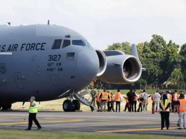 A principios de 2025, Estados Unidos transportó hasta Honduras cientos de deportados en aviones militares. Foto: LA PRENSA