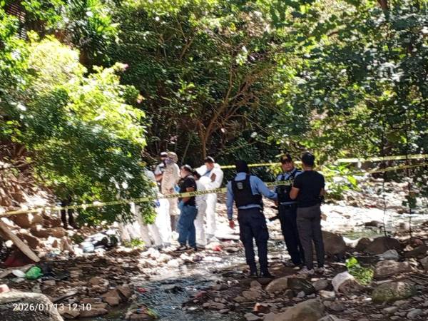 Medicina Forense y agentes de la policía en el sitio donde fue encontrado el cuerpo sin vida.
