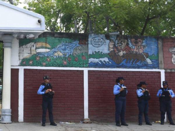 Educación confirmó que cinco docentes fueron reubicados en Cortés tras recibir amenazas. Autoridades reforzarán la seguridad y los patrullajes en centros educativos.