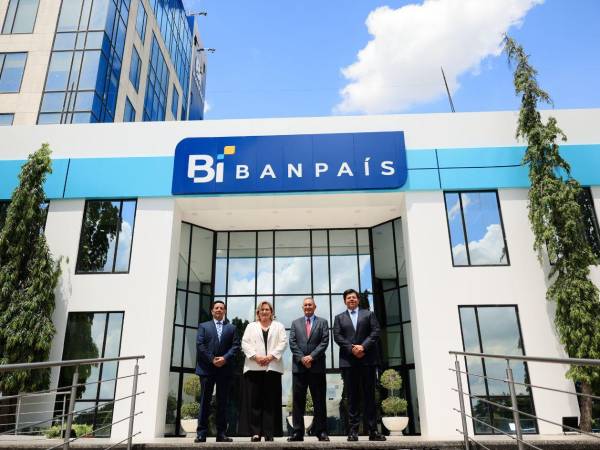 Gerardo Rivera, gerente general de Seguros del País, la presidenta ejecutiva María del Rosario Selman-Housein, junto a Ramiro Castillo, presidente de la Junta Directiva y Luis Prado, gerente de la División de Banca Corporativa e Internacional de Corporación BI, lideraron el evento donde Banpaís presentó su renovada imagen corporativa, respaldada por Corporación Bi.