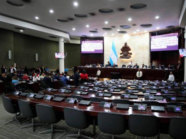 <b><span class=mln_uppercase_mln>Cámara.</span></b> Durante la sesión del martes, tras más de nueve horas de retraso a la hora en la que se convocó, Libre no logró ni 60 asistencias.