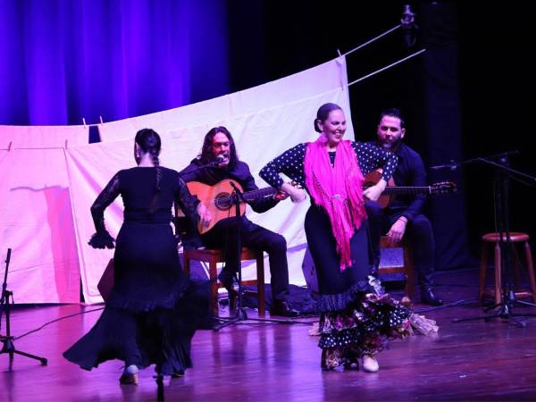 La Compañía de Danza Flamenca Rocío Pozo estuvo conformado por su directora y propietaria, Rocío Pozo, quien junto a otra bailaora, un guitarrista y un cantaor, sumergieron a los invitados en una aldea gitana.