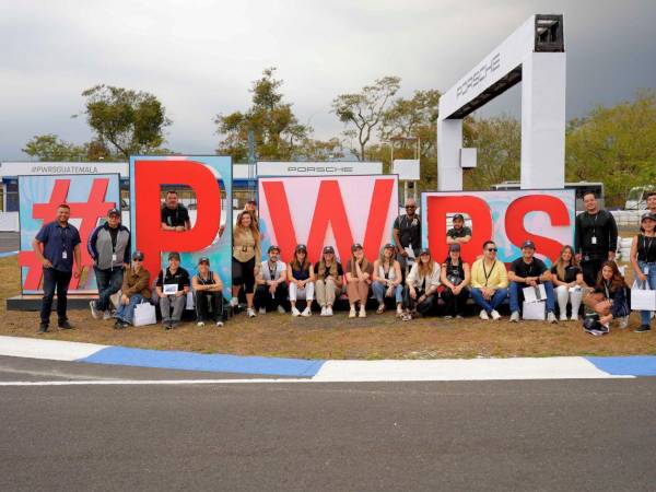 Los participantes evalúan el comportamiento de modelos como el Porsche Panamera y el Porsche Taycan, el sedán completamente eléctrico de la marca.