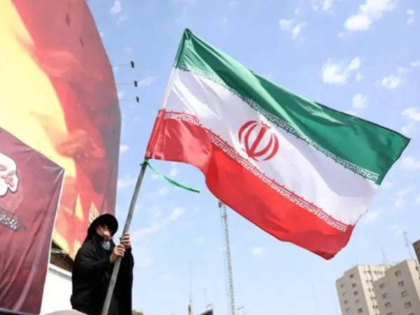 Fotografía de archivo de una mujer sosteniendo la bandera de Irán, en <a rel=noopener noreferrer href=https://www.laprensa.hn/mundo/iran-respondera-nuevos-ataques-devastadores-bombardeos-bases-eeuu-DJ32082717 target=_blank>Teherán</a> (Irán).
