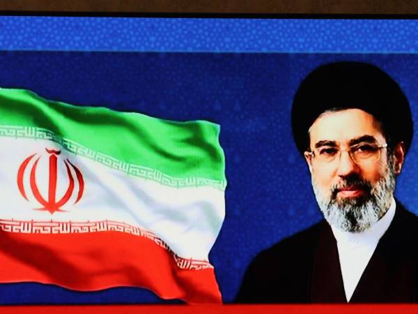 Una imagen del líder supremo iraní, el ayatolá Mojtaba Jomení, mostrada en la televisión estatal iraní, mientras un presentador lee su primer discurso a la nación en Teherán, Irán, 12 de marzo de 2026.