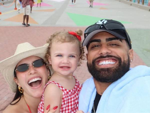 La pequeña Aiunii, hija del cantante puertorriqueño Jay Wheeler y la influencer y artista Zhamira Zambrano, se ha convertido en una de las figuras infantiles más queridas y virales de las redes sociales. A su corta edad, la niña ha logrado conquistar al público con su espontaneidad y carisma natural, ganándose un espacio especial en plataformas digitales donde millones de usuarios siguen cada una de sus apariciones.