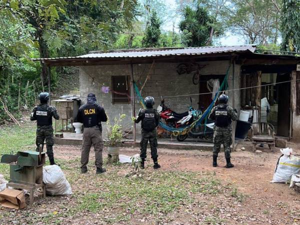Agentes de la DLCN y policías militares participan en los allanamientos.