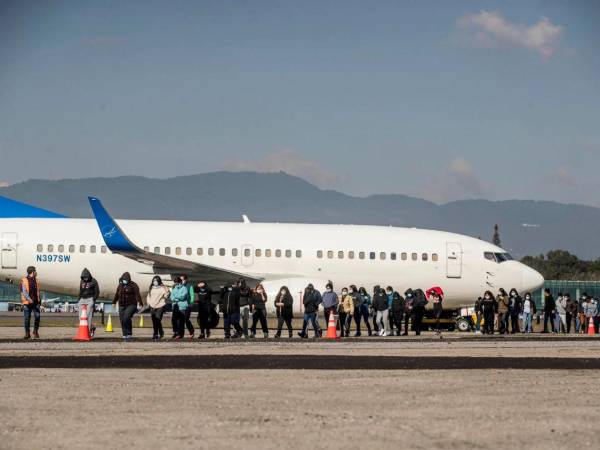 Alrededor de 80 migrantes, en su mayoría de origen cubano, habrían sido trasladados desde Estados Unidos hasta Bangui, capital de la República Centroafricana, el sábado 24 de octubre. Tras su llegada, varias mujeres denunciaron que permanecen en condiciones precarias y carecen de recursos para cubrir sus necesidades básicas.