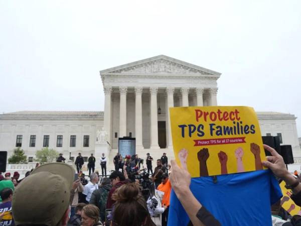 Una protesta a favor de mantener el TPS, frente al Tribunal Supremo en Washington EE.UU.
