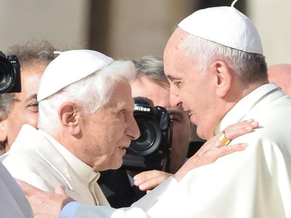 El papa Francisco (d) saluda al papa Emérito Benedicto XVI (i) antes de dirigir la Santa Misa para los ancianos en la plaza de San Pedro en la Ciudad del Vaticano, el 28 de septiembre de 2014
