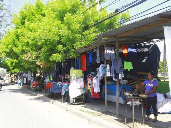 En la colonia Villeda Morales, sector sureste, vendedores han ocupado las aceras con puestos de ropa, comida y accesorios. Los peatones deben usar las calles por falta de espacio.