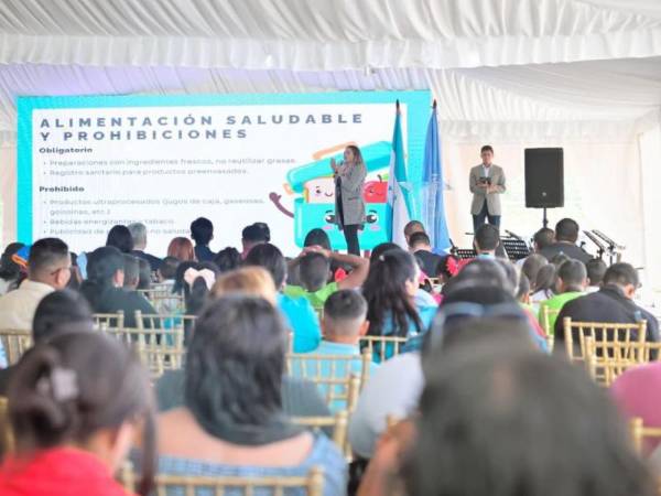 Las autoridades de la Secretaría de Educación presentaron el reglamento que prohíbevender ciertos alimentos procesados en las escuelas del país.