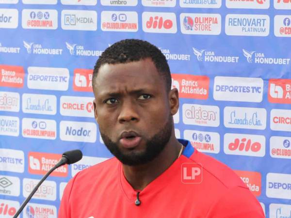 Yustin Arboleda hablando en conferencia de prensa.