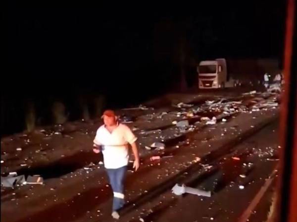 Escena del accidente que dejó al menos 12 muertos, entre ellos estudiantes de una universidad en Brasil.