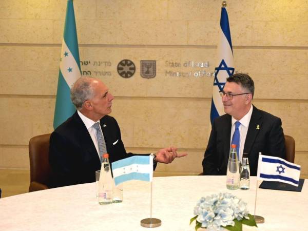 Nasry Asfura, presidente electo de Honduras, junto a <b>Gideon Saar, ministro de Asuntos Exteriores israelí.</b>