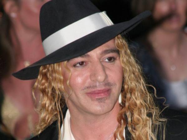 John Galliano, de 65 años, dejó en 2024 la dirección creativa de Maison Margiela.