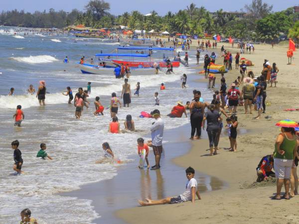 Hondureños disfrutan de la Semana Santa en las playas de la costa norte del país.