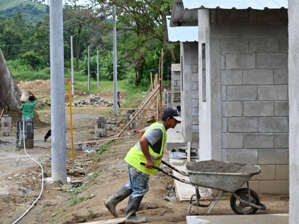 Construcción de viviendas en Brisas de Omoa, Cortés.