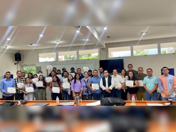 Equipo de LA PRENSA tras finalizar con éxito su capacitación sobre inteligencia artificial.