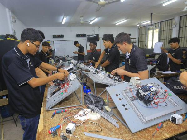 Estudiantes de Bachillerato Técnico Profesional en Electricidad reciben clases en uno de los laboratorios.