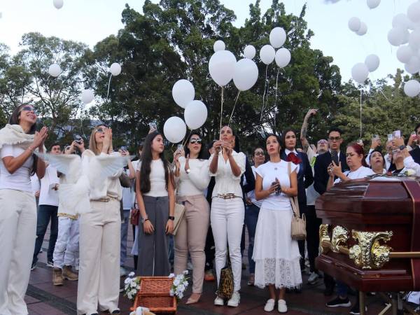 Familiares y amigos del cantante colombiano B-King, asesinado en México, sueltan globos blancos durante su funeral, este jueves, 2 de octubre, en Medellín (Colombia). EFE