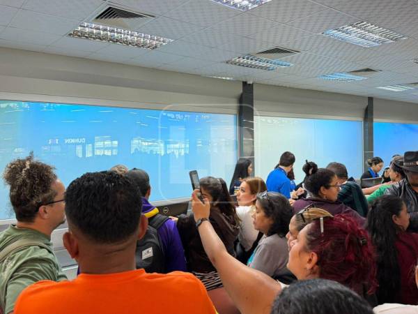 Los pasajeros insistían por conocer más información sobre la reprogramación del vuelo.