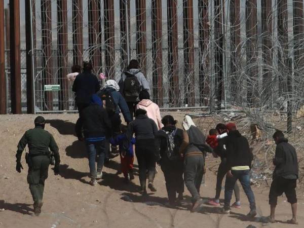 Fotografía de archivo de migrantes en la frontera de Estados Unidos.