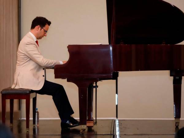 Calio Alonso dio una presentación artística espectacular en el salón Nazareth del Club Hondureño Árabe, en un evento que fue organizado por el Centro Cultural de España en Tegucigalpa y el Consulado Honorario de España, además del patrocinio de Grupo Elcatex, a beneficio del Banco Nacional de Pañales Desechables de la Asociación Rodríguez de Vera.