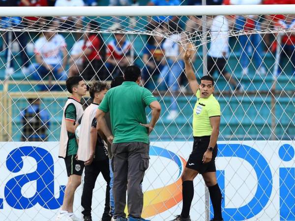 El asistente recibe la malla del costado sur ya que en un cabeazo de Henry Figueroa el balón entró y se salió, aunque hubo fuera de juego previo de Messiniti.