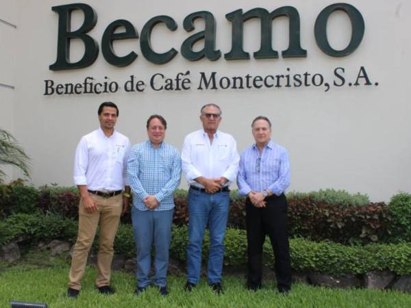 El ministro de la Secretaría de Desarrollo Económico, Eddy Ordóñez, acompañado por el viceministro Fernando Fortín y su equipo técnico.