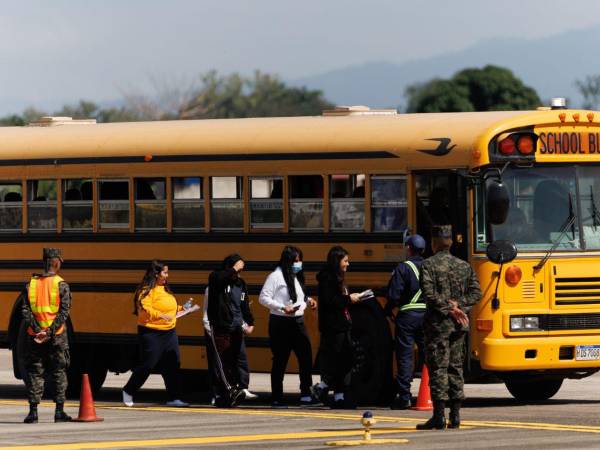 Migrantes retornados hondureños abordan un bus tras llegar al aeropuerto Ramón Villeda Morales en enero de este año.