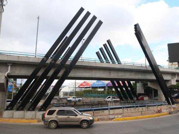 La estructura metálica instalada en el puente Juan Pablo II, de la capital hondureña, ha generado críticas entre capitalinos por su forma, color y falta de armonía con el entorno urbano de Tegucigalpa.