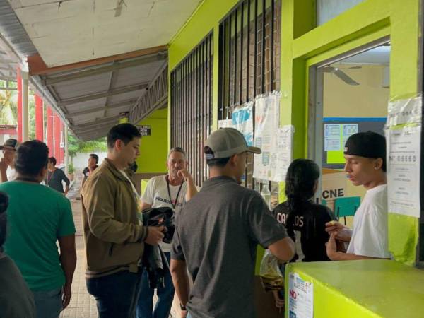 En el CEB Minerva de Dos Caminos, Villanueva, todavía habían personas ejerciendo el sufragio unos minutos antes de las 5:00 de la tarde.