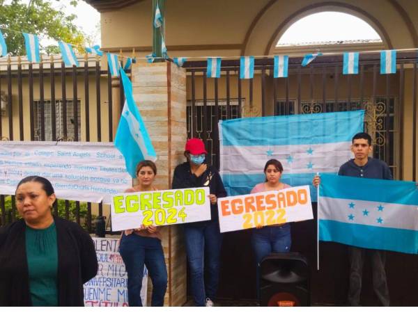 Padres de familia y alumnos realizaron una protesta frente a la Departamental de Educación de Cortés, en San Pedro Sula.