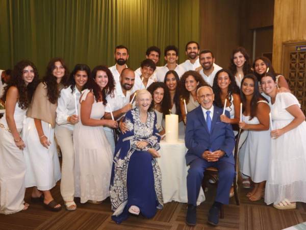Jo y Fuad Faraj junto a sus queridos nietos, en el salón Jordan del Club Hondureño Árabe.