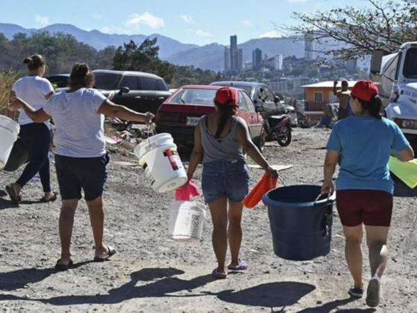 La escasez se refleja en las filas para obtener agua de las cisternas y en las caminatas de habitantes que acuden a ríos y quebradas para lavar ropa.