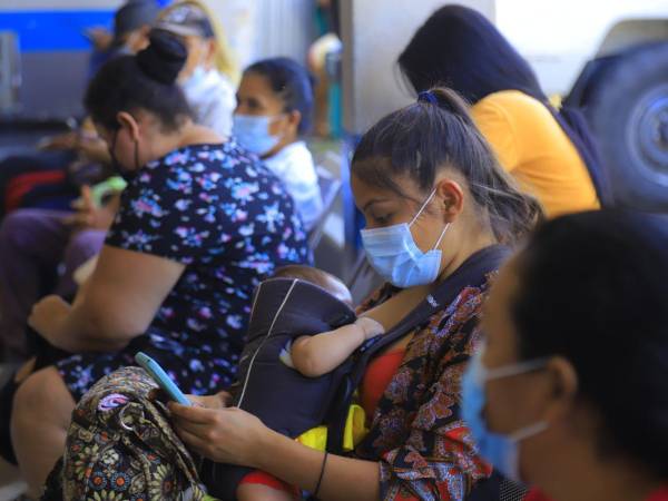Una madre espera su turno para vacunar a su hijo en un centro de salud de San Pedro Sula en una fotografía de archivo.