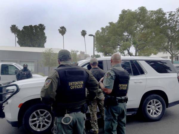Agentes estadounidenses durante los operativos migratorios en Carolina del Norte.