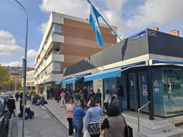 Hondureños en el consulado de Honduras en Madrid, España.