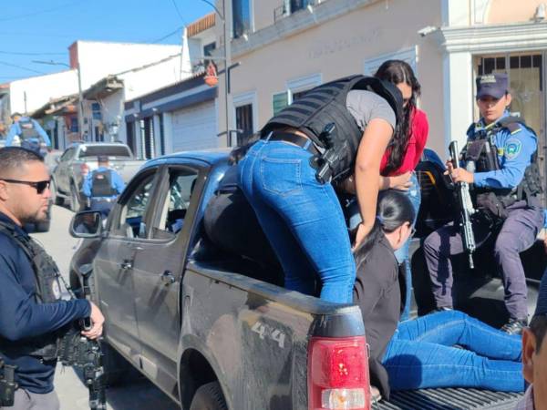 Agentes de la Dirección Policial de Investigaciones trasladaron a las capturadas al juzgado de Santa Rosa de Copán, occidente de Honduras.