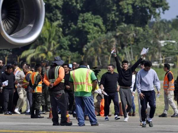 Deportados hondureños llegando en un avión militar de Estados Unidos a Honduras.