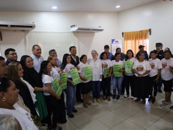 Las mujeres campesinas de la aldea Las Crucitas en Balfate, Colón, recibieron sus títulos de propiedad de manos de la primera dama Lissette del Cid de Asfura y Javier Talavera ministro del Ina