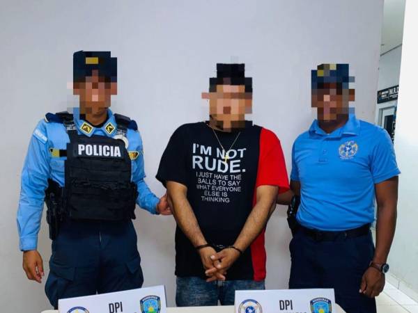 Las autoridades capturaron a un hombre en la colonia Las Canelas, quien es investigado por su presunta participación en la distribución de drogas.