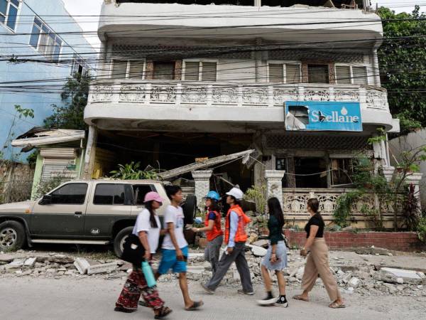 Filipinas se centra en las labores de socorro tras sismo de magnitud 6.9 con 72 muertos.