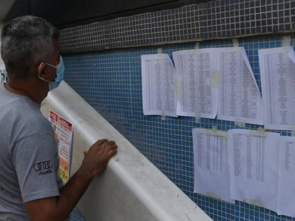 Muchas personas están a la intemperie, aunque hay quien se resiste a alejarse de las viviendas derruidas debido a los familiares que pudieran estar atrapados.