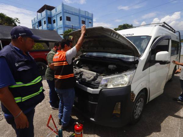 Más de 100 unidades de transporte han pasado por las inspecciones físicas y mecánicas para obtener el permiso de circulación durante el feriado Morazánico.