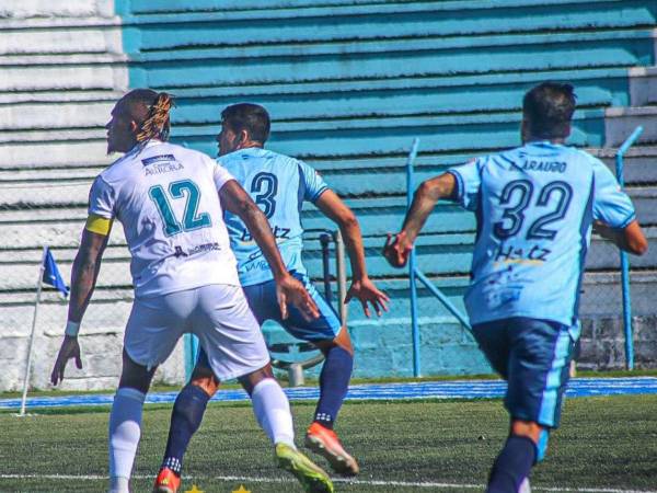 Jugadores del Platense y Génesis PN disputando el balón.