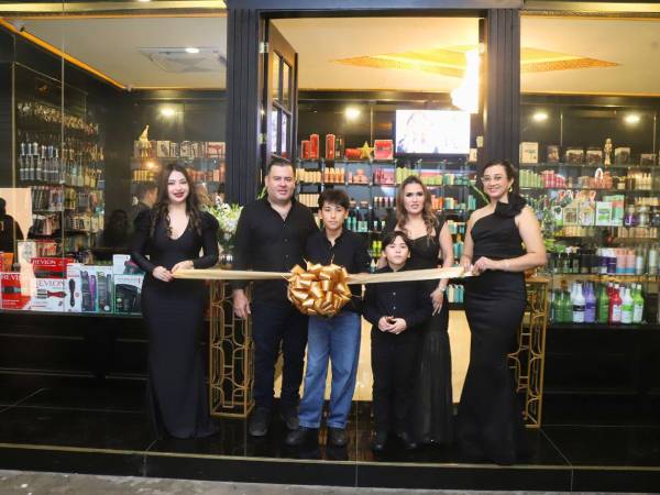 La familia Briones Mitchell realizó el corte de la cinta de inauguración de la nueva tienda de Imagen Beauty Supply en Mall Galerías, San Pedro Sula.