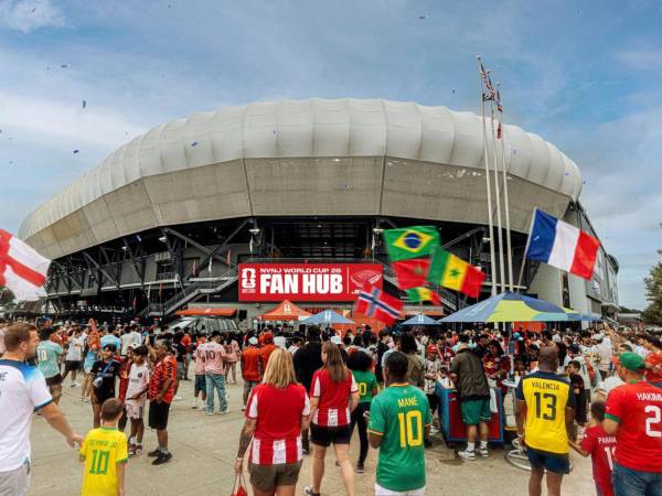Aficionados al fútbol alrededor del Estadio Sports Illustrated en Harrison, Nueva Jersey, muestran banderas de los diferentes países que participarán en el Mundial de Fútbol 2026, que iniciará este jueves 11 de junio y concluirá el 19 de julio.