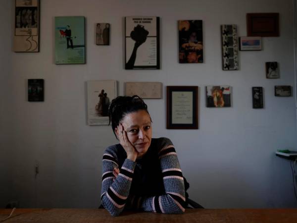 La escritora chilena Lina Meruane posa durante una entrevista con EFE este martes, en Santiago, Chile.